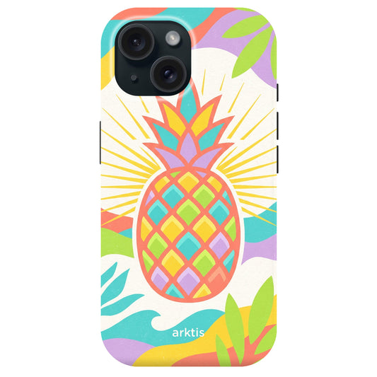 Die arktis iPhone 14 Hülle - Tropic Pineapple zeigt eine lebendige Ananas-Illustration mit Strahlen und tropischen Blättern auf stoßabsorbierendem TPU-Silikon, ist an der Unterseite mit "arktis" beschriftet und MagSafe-kompatibel.