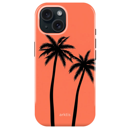 Die arktis iPhone 15 Hülle - Coral Coast von arktis präsentiert sich im Korallendesign mit zwei schwarzen Palmensilhouetten und dem arktis-Logo, ist MagSafe-kompatibel und besteht aus stoßabsorbierendem TPU-Silikon für optimalen Schutz.