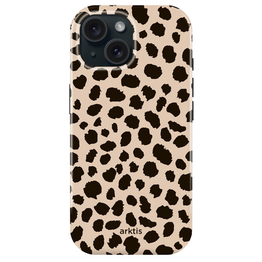 Die arktis iPhone 15 Hülle - Cheetah besticht mit schwarzem Leopardenmuster auf Beige, stoßabsorbierendem TPU-Silikon, "arktis"-Schriftzug unten und MagSafe-Kompatibilität für stilvolles, sicheres Laden.