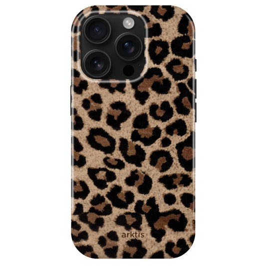 Die arktis iPhone 15 Pro Max Hülle - Sweet Leopard hat einen braunen und schwarzen Leopardenprint, bietet TPU-Silikon Schutz, ist MagSafe kompatibel und wurde von arktis für das iPhone 15 Pro Max entworfen.