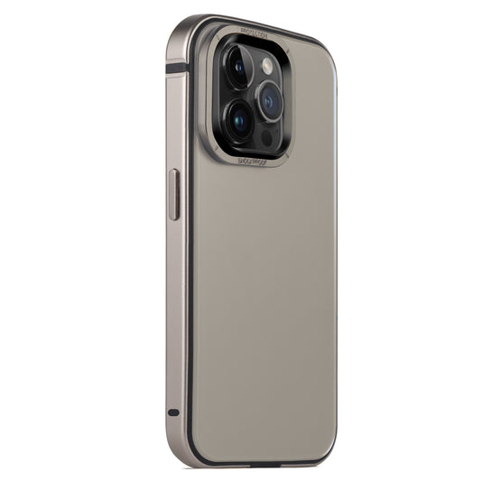 Das Arktis AVANTGARDE iPhone 15 Pro Max Case ist in Metallic-Beige mit schwarz eingefasstem Aluminiumrahmen, Anti-Fingerprint-Rückplatte und glatter Oberfläche abgebildet. Das rückseitige Kameramodul mit drei Objektiven und Blitz ist sichtbar.