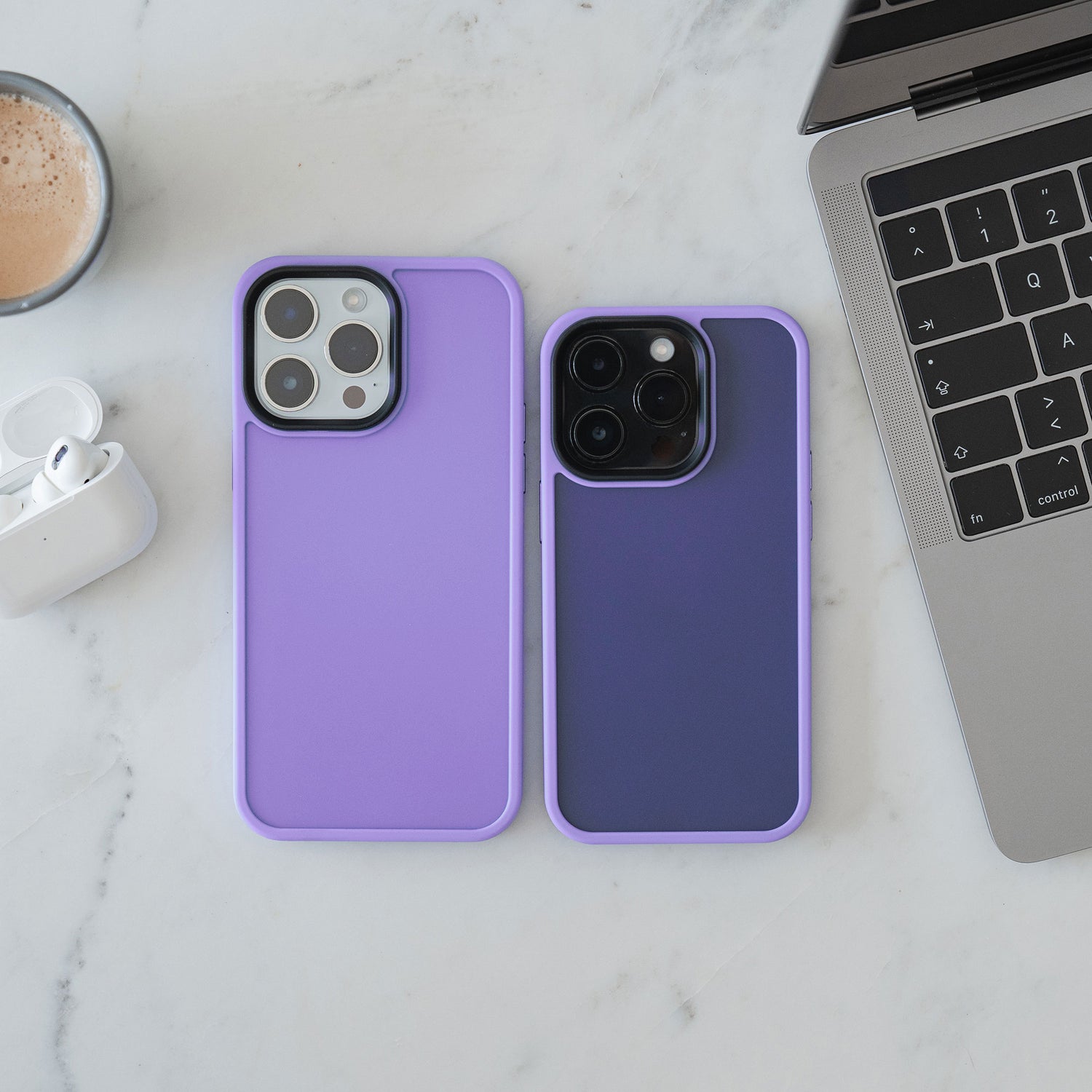 Zwei iPhones in MR PROTECT iPhone 13 Pro Case Matt liegen auf einem Marmortisch mit Laptop, AirPods und Kaffee.
