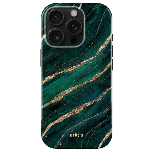 Die arktis iPhone 15 Pro Max Hülle - Green Marble zeichnet sich durch ein stilvolles grünes Marmor-Design mit goldenen Streifen und dem arktis-Logo an der Unterseite aus und bietet MagSafe-Kompatibilität sowie Stoßdämpfung für zusätzlichen Schutz.