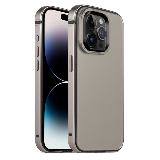 Das Arktis arktis iPhone 15 Pro Case AVANTGARDE wird von vorne und hinten gezeigt und hebt seinen Aluminiumrahmen, die Anti-Fingerabdruck-Rückplatte, die Aussparung für die Doppelkamera, die seitlichen Tasten und das schlanke, minimalistische Design hervor.