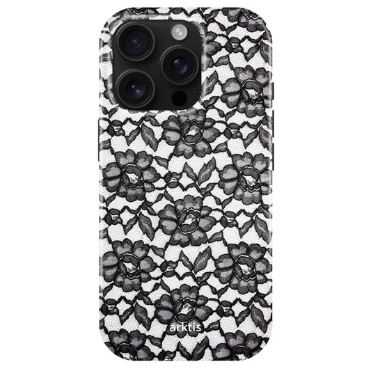 Die arktis iPhone 15 Pro Max Hülle - Dark Rose zeigt ein schwarzes Spitzen-Blumenmuster auf weißem Grund, ist aus stoßabsorbierendem TPU-Silikon gefertigt und ist MagSafe kompatibel für bequemes Aufladen.