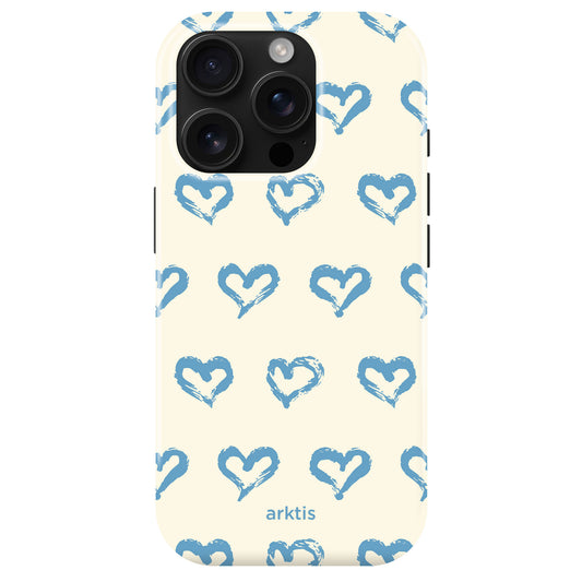 Die arktis iPhone 15 Pro Max Hülle - Blue Hearts hat einen beigen Hintergrund mit blauen, handgezeichneten Herzen, ist aus TPU-Silikon gefertigt, MagSafe-kompatibel und zeigt das arktis-Logo an der Unterseite.