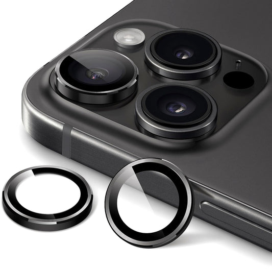 Nahaufnahme der Kamera des iPhone 15 Pro Max mit drei Objektiven und einem Blitz, gezeigt neben zwei ArktisPRO iPhone 15 Pro Max-Objektivschutzfolien von ArktisPRO für zusätzlichen Schutz.