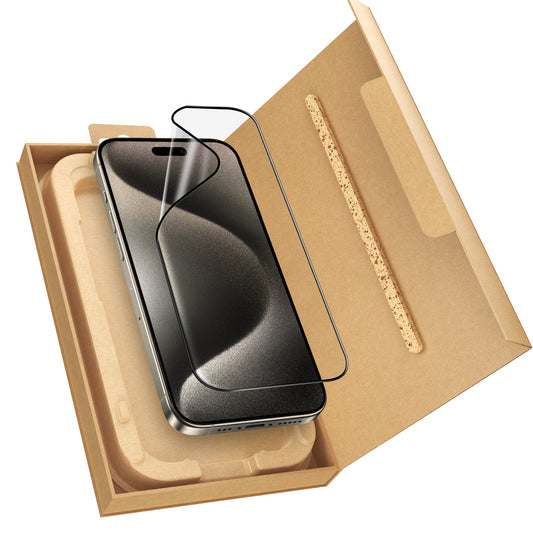 Eine Beastprotect iPhone 15 Pro Max Schutzfolie HYBRID 3D schwebt über einem Smartphone in umweltfreundlicher Verpackung, die das Gerät in einem geformten Fach sichert und seine fortschrittliche Nano-Polymer-Materialzusammensetzung zur Schau stellt.