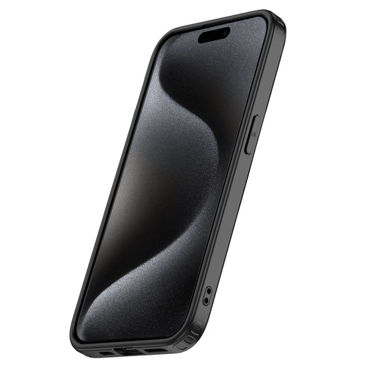 Ein iPhone 15 Pro mit dem ArktisPRO iPhone 15 Pro SECTOR Case ist schräg auf weißem Hintergrund abgebildet. Das schwarze Gehäuse bietet stoßabsorbierendes TPU, eine kratzfeste Polycarbonat-Rückseite und das Display zeigt ein dunkles Wellenmuster.