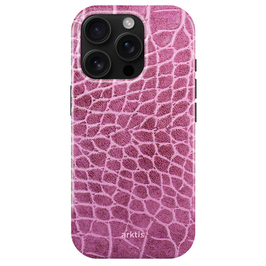 Die arktis iPhone 14 Pro Hülle - Pink Lizard ist eine TPU-Silikonhülle mit einem strukturierten Eidechsenmuster, verfügt über ein arktis Branding an der Unterseite und ist MagSafe kompatibel.