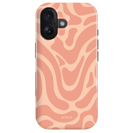 Die arktis iPhone 16 Hülle - Curly besticht durch ein pfirsich-rosa Wellenmuster, dezentes arktis Branding am unteren Rand, MagSafe-Kompatibilität und stoßabsorbierendes TPU-Silikon für optimalen Schutz.