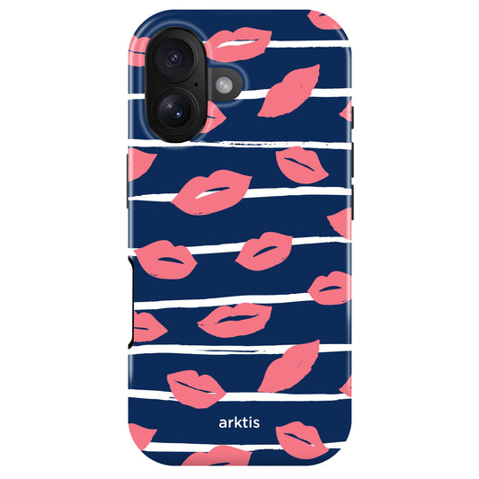 Arktis iPhone 17 Hülle - Kisses: Stylische Schutzhülle mit pinken Lippen und weißen Streifen auf navyblauem Hintergrund. MagSafe kompatibel, stoßabsorbierendes TPU-Silikon, gebrandet mit arktis Logo.