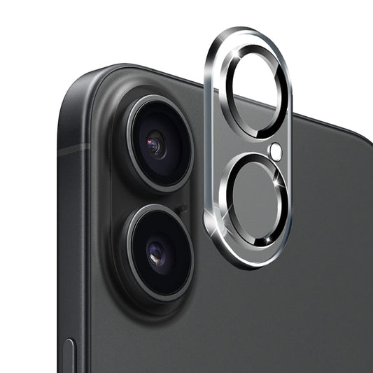 Nahaufnahme des arktis iPhone 16 Plus Kamera Protector von arktis, der über der Doppelkamera schwebt, um die Linsen vor Kratzern und Schrammen zu schützen.
