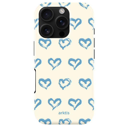 Die arktis iPhone 16 Pro Max Hülle - Blue Hearts zeigt handgezeichnete blaue Herzen auf Creme, das arktis Logo an der Unterseite, ist aus stoßabsorbierendem TPU-Silikon und ist MagSafe-kompatibel für optimalen Schutz und Komfort.