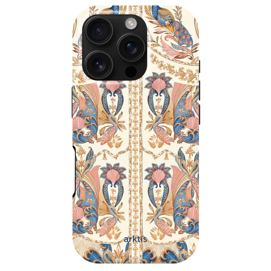 Die arktis iPhone 16 Pro Hülle - Peacock Palace von arktis ist MagSafe-kompatibel, besteht aus stoßabsorbierendem TPU-Silikon und zeigt ein filigranes florales sowie Paisley-Muster in Blau, Pink und Gold auf cremefarbenem Grund.