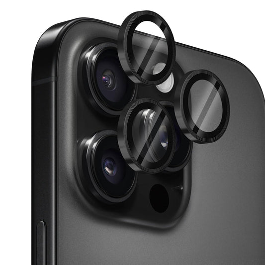 Nahaufnahme des Arktis iPhone 16 Pro-Objektivschutzes, bei dem drei Schutzvorrichtungen auf dem schwarzen Kameramodul angebracht sind und den Schutz der Marke Arktis für die Objektive Ihres Telefons zeigen.