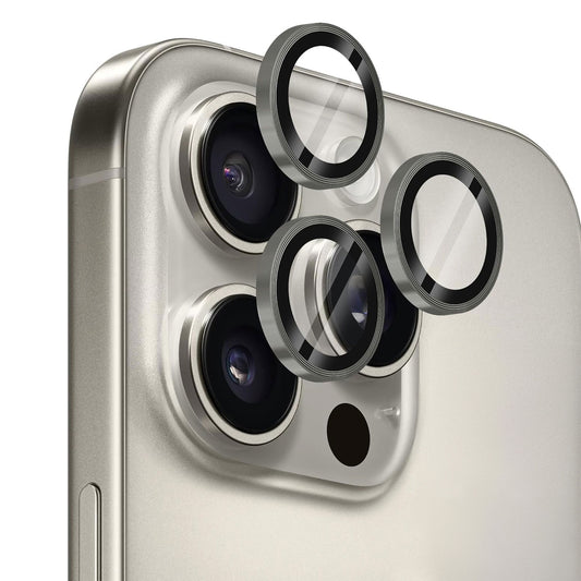 Eine Nahaufnahme der Dreifachkamera und des Blitzes des iPhone 16 Pro, während der Arktis arktis iPhone 16 Pro-Objektivschutz für starken Objektivschutz präzise ausgerichtet ist.