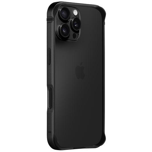 Der arktis iPhone Air Bumper von arktis ist eine ultraleichte, stoßabsorbierende TPU-Silikonhülle, die auf einem schwarzen iPhone mit Dreifachkamera abgebildet ist, die von der Rückseite und der Seite sichtbar ist.