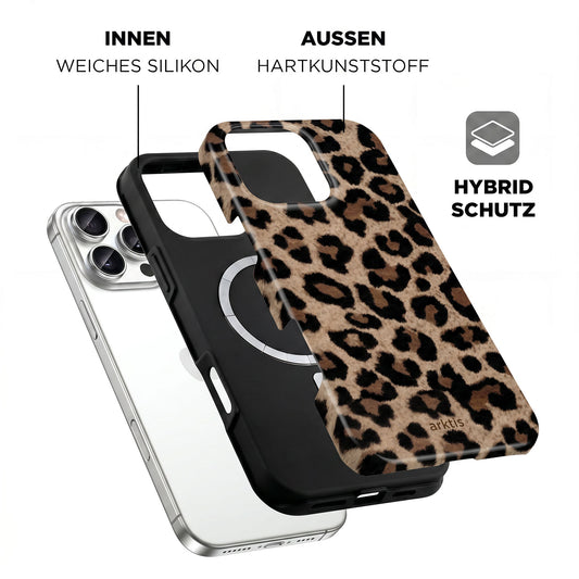 Die arktis iPhone 16 Pro Hülle - Sweet Leopard besteht innen aus stoßabsorbierendem, weichem Silikon, außen aus einer robusten Hartplastikhülle, ist MagSafe-kompatibel und wird neben einem iPhone gezeigt.