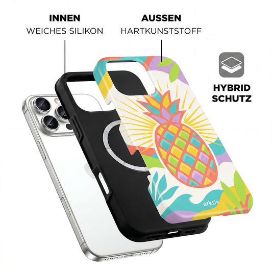 Die arktis iPhone 16 Pro Max Hülle - Tropic Pineapple zeichnet sich durch ein farbenfrohes Design mit einer stoßabsorbierenden TPU-Silikon-Innenschicht und einer Hartplastik-Außenschale aus, die auf einem iPhone montiert ist.