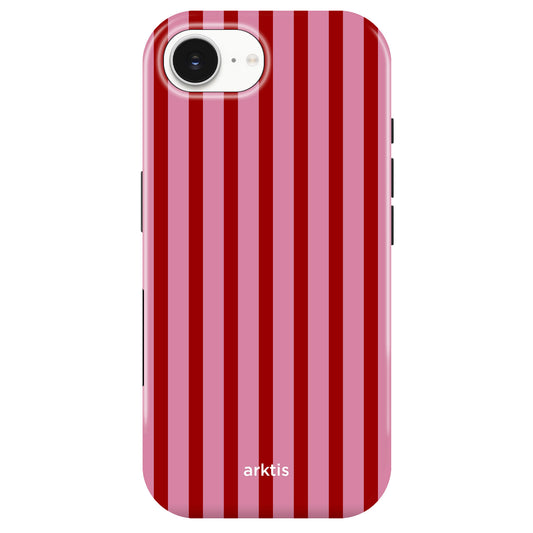 Die arktis iPhone 16e Hülle - Stripes verfügt über rote und dunkelrote Längsstreifen, das arktis Logo an der Unterseite, ist aus stoßabsorbierendem TPU-Silikon gefertigt und mit MagSafe kompatibel.