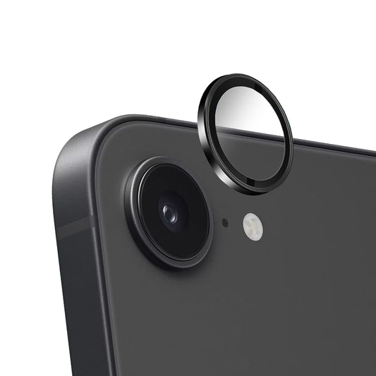 Nahaufnahme des Arktis iPhone 16e-Objektivschutzes, der für verbesserten Schutz auf einer iPhone 16e-Kamera angebracht wird.