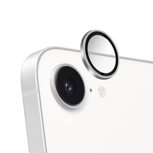 Eine Nahaufnahme eines Arktis iPhone 16e-Objektivschutzes mit Aluminiumring, wobei die abnehmbare Abdeckung direkt über der Kamera schwebt.