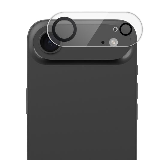 Ein arktis iPhone Air Kamera Protector von arktis wird sorgfältig auf der Rückkamera eines schwarzen Smartphones angebracht.