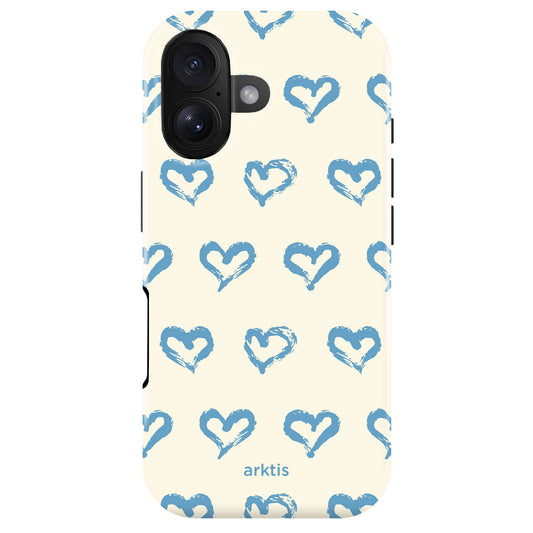 Die arktis iPhone 17 Hülle - Blue Hearts zeigt ein cremefarbenes Design mit blauen, handgezeichneten Herzen und dem Schriftzug "arktis" auf der Unterseite. MagSafe kompatibel und aus stoßabsorbierendem TPU-Silikon - optimaler Schutz für dein iPhone 17.