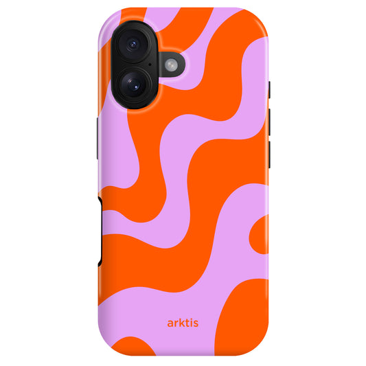 Die arktis iPhone 17 Hülle - Knokke Queen zeigt ein wellenförmiges Muster in Orange und Pink mit "arktis" auf der Unterseite. Hergestellt aus stoßabsorbierendem TPU-Silikon, ist sie MagSafe kompatibel für bequemes Aufladen.