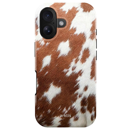 Die arktis iPhone 16 Hülle - Cow verfügt über ein braun-weißes Kuhfellmuster mit "arktis" auf der Unterseite, ist MagSafe-kompatibel und aus stoßabsorbierendem TPU-Silikon für extra Schutz gefertigt.