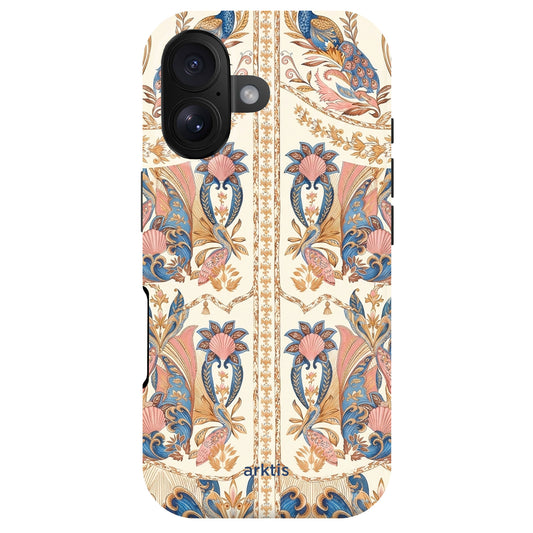 Die arktis iPhone 16 Hülle - Peacock Palace zeigt ein blaues, rosa und goldenes Blumendesign auf Creme mit dem arktis Logo. Sie besteht aus stoßabsorbierendem TPU-Silikon und ist MagSafe-kompatibel für Stil und Schutz.