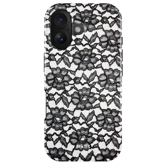 Die arktis iPhone 17 Hülle - Dark Rose verfügt über ein schwarzes florales Spitzendesign auf weißem Grund, das arktis Logo darunter, MagSafe Kompatibilität und stoßabsorbierendes TPU-Silikon für zusätzlichen Schutz.