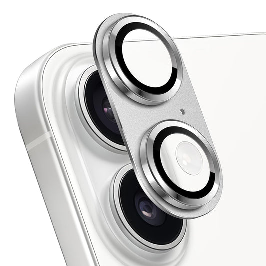 Nahaufnahme eines weißen Smartphones mit zwei rückwärtigen Kameras, ausgestattet mit dem arktis iPhone 17 CamShield Kameraschutz von arktis und einer abnehmbaren metallischen Kameralinsenabdeckung für verbesserten Schutz.