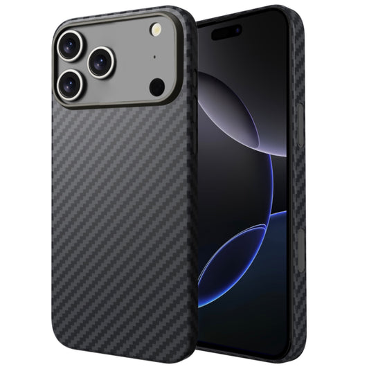 Zwei arktis iPhone 17 Pro Max Carbon Cases werden gezeigt - eines hebt die Kamera auf der Rückseite hervor, das andere den vorderen Bildschirm. Beide Hüllen von arktis sind MagSafe-kompatibel für einfaches Aufladen.