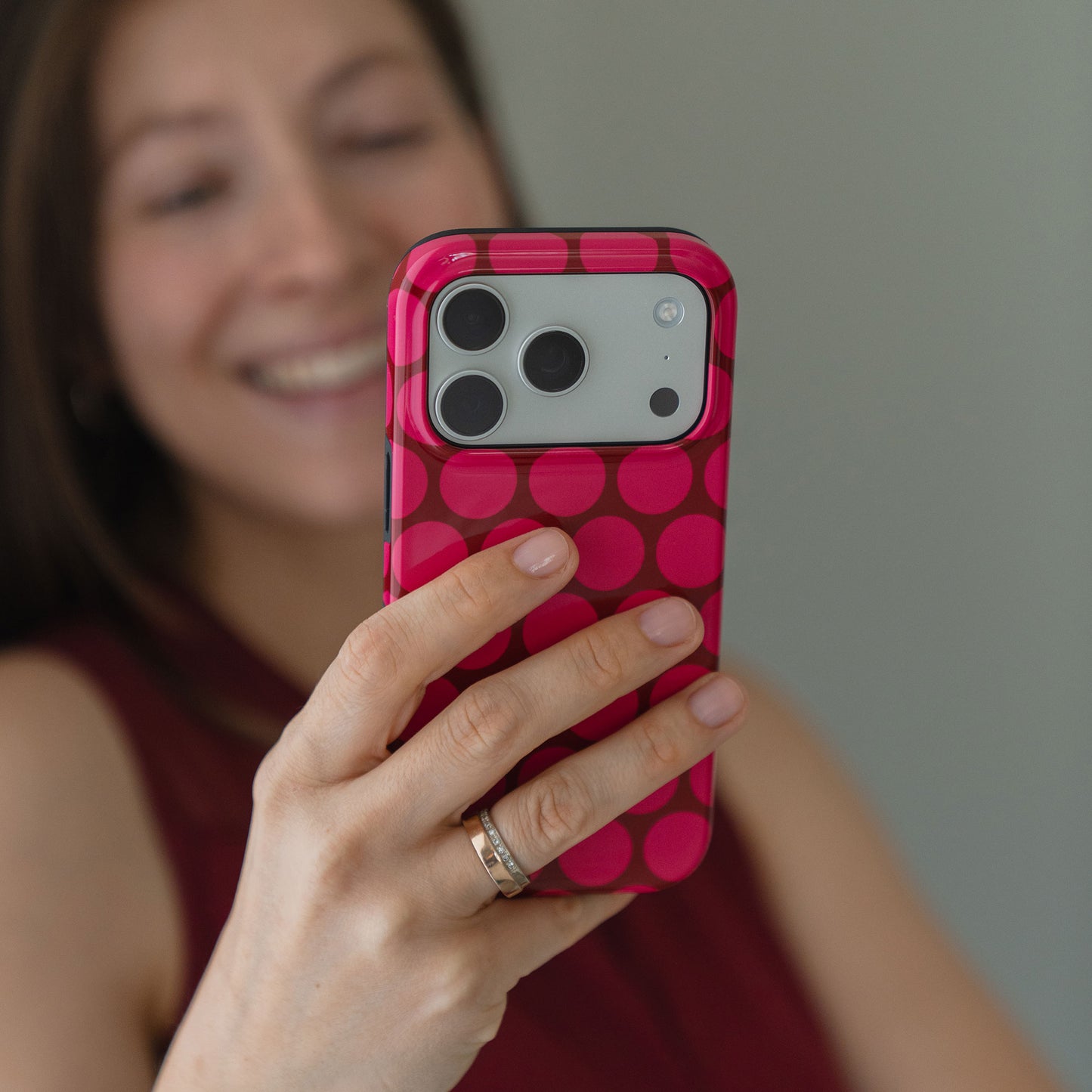 arktis iPhone 16 Hülle - Polka Dots