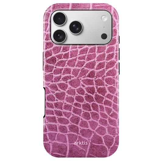 Die arktis iPhone 17 Pro Hülle - Pink Lizard ist eine rosafarbene, strukturierte Hülle im Eidechsenhaut-Look aus stoßabsorbierendem TPU-Silikon, MagSafe-kompatibel und mit dem arktis-Logo auf der Unterseite.