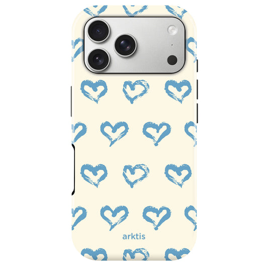 Arktis iPhone 17 Pro Hülle - Blue Hearts: Cremefarbene Schutzhülle mit blauem, handgezeichnetem Herzmuster, arktis-Schriftzug unten. Aus stoßabsorbierendem TPU-Silikon, MagSafe kompatibel.