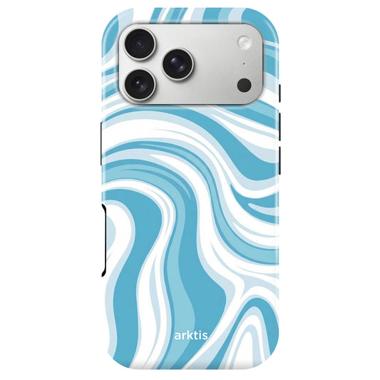 Die arktis iPhone 17 Pro Max Hülle - Blue Lagoon ist eine blau-weiß gewirbelte TPU-Silikonhülle mit arktis Branding, dargestellt an einem Smartphone. MagSafe-kompatibel und speziell für das iPhone 17 Pro Max entwickelt.