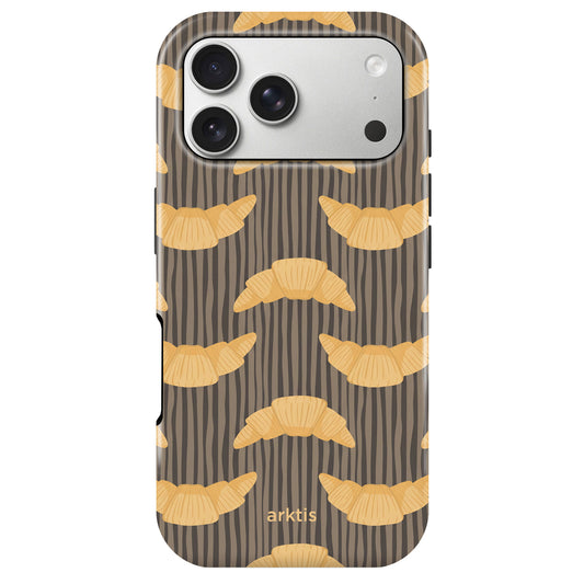 Die arktis iPhone 17 Pro Hülle - French Breakfast besticht mit Croissant-Muster auf braun gestreiftem Hintergrund, stoßabsorbierendem TPU-Silikon, MagSafe-Kompatibilität und "arktis"-Logo am unteren Rand.