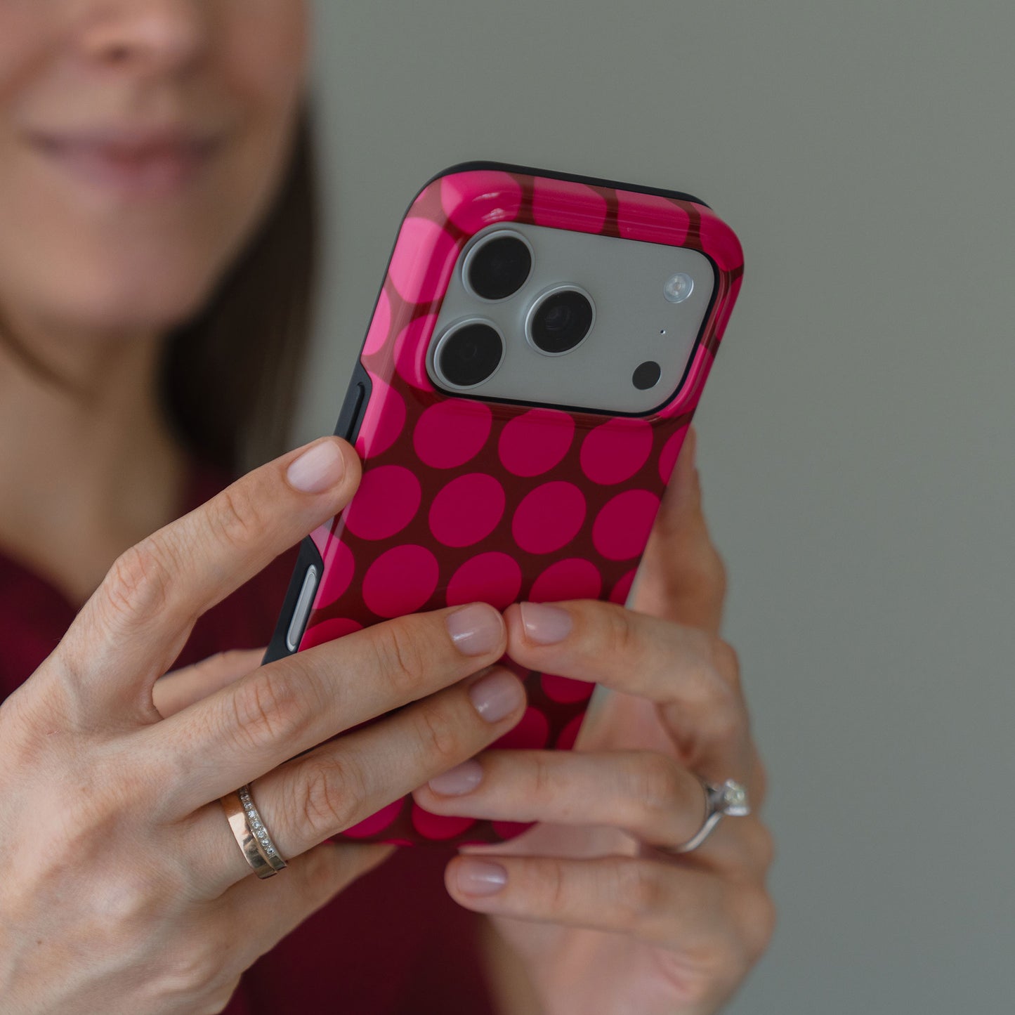 arktis iPhone 16 Hülle - Polka Dots