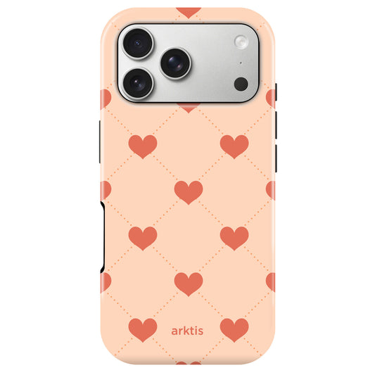 Die arktis iPhone 17 Pro Hülle - Love ist eine pfirsichfarbene, diamantgemusterte Hülle mit roten Herzen von arktis. Sie besteht aus stoßabsorbierendem TPU-Silikon, bietet Platz für drei Kameralinsen und ist MagSafe-kompatibel für bequemes Aufladen.