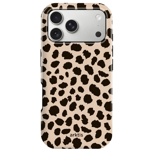 Die arktis iPhone 17 Pro Hülle - Cheetah verfügt über einen beigen und schwarzen Leopardenprint, arktis Branding, stoßabsorbierendes TPU-Silikon und ist MagSafe-kompatibel für stilvollen Schutz.
