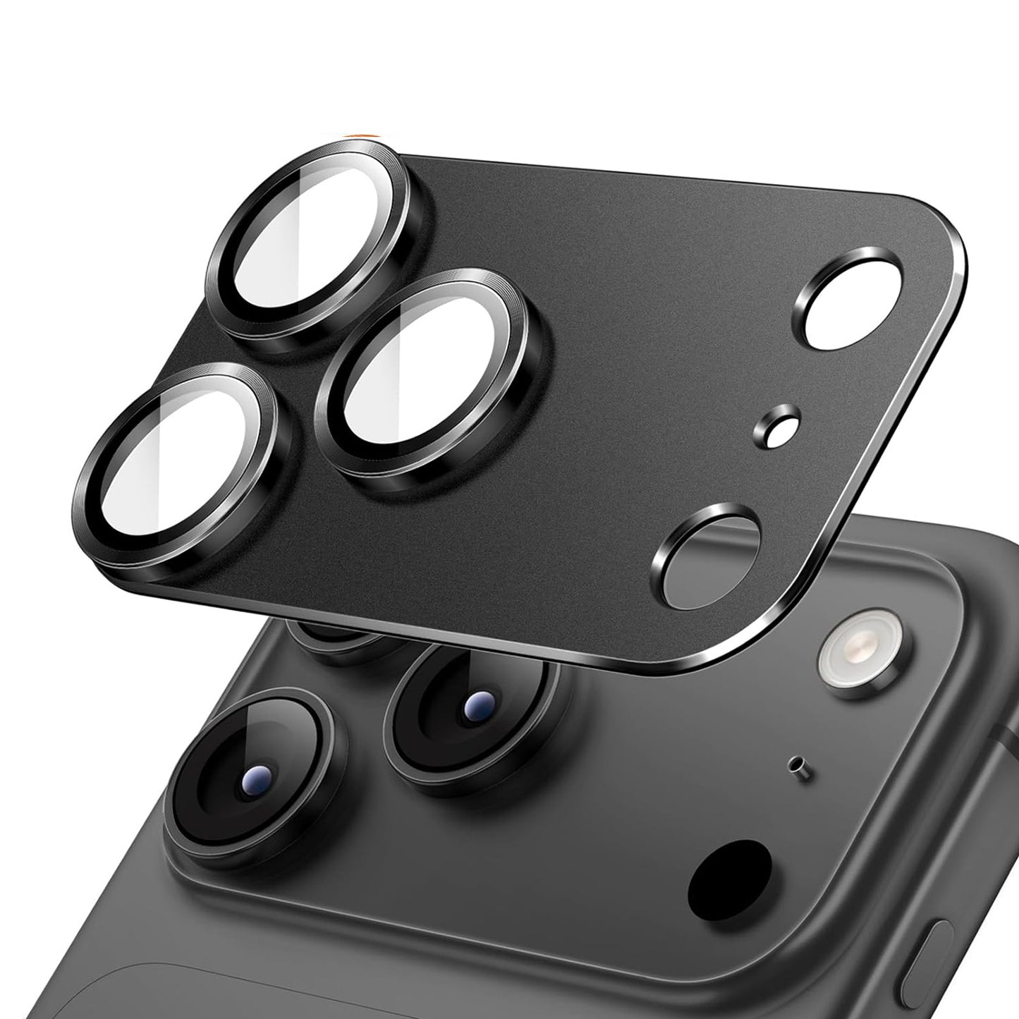 Nahaufnahme einer Smartphone-Kamera beim Anbringen des arktis iPhone 17 Pro CamShield Kameraschutzes, der das Objektiv zuverlässig schützt - perfekt für alle, die einen hochwertigen iPhone 17 Pro Kameraschutz von arktis suchen.