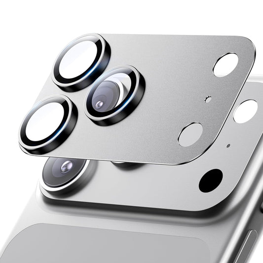 Nahaufnahme des arktis iPhone 17 Pro CamShield Kameraschutzes, der über das Dreifach-Kameramodul eines Smartphones gelegt wird und zuverlässigen Schutz bietet.