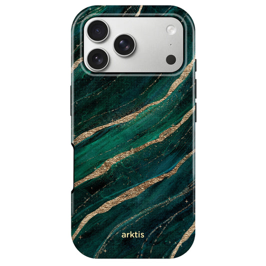 Die arktis iPhone 17 Pro Hülle - Green Marble überzeugt mit dunkelgrün-goldenem Marmor-Design, stoßabsorbierendem TPU-Silikon, MagSafe-Kompatibilität und dezentem arktis-Branding am unteren Rand.