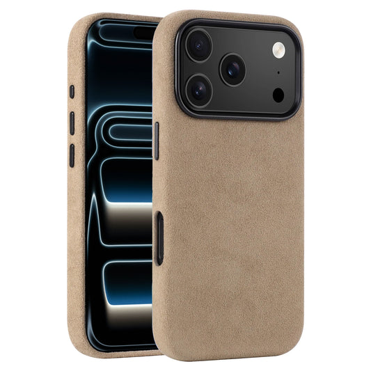 Die arktis iPhone 17 Pro Hülle aus Alcantara, hier an einem Telefon mit drei rückwärtigen Kameras, ist aus elegantem beigem Wildleder und wird in Italien hergestellt, um einen stilvollen Premium-Schutz zu bieten.
