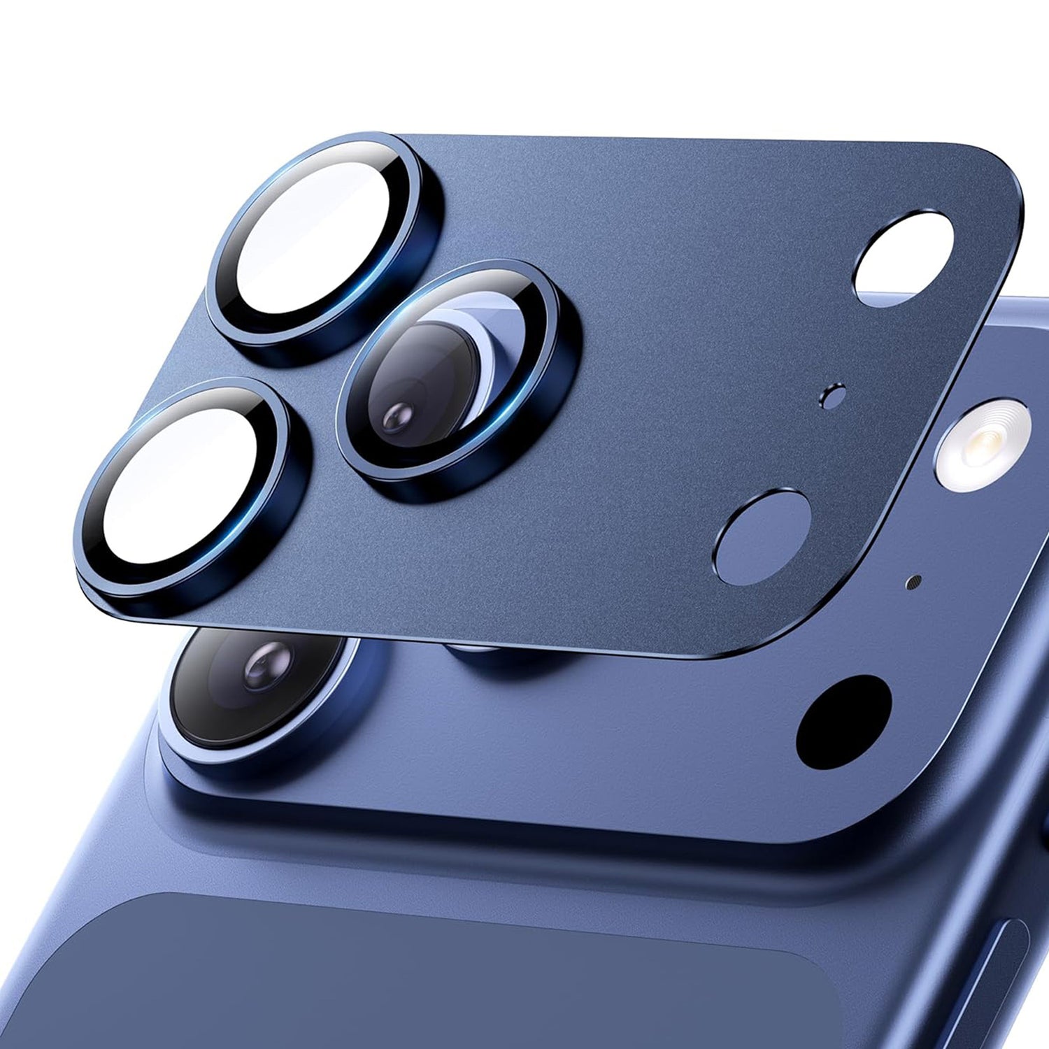 Der arktis iPhone 17 Pro Max CamShield Kameraschutz von arktis wird über die dreilinsige Rückkamera des blauen Telefons gelegt.