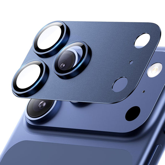 Der arktis iPhone 17 Pro Max CamShield Kameraschutz von arktis wird über die dreilinsige Rückkamera des blauen Telefons gelegt.