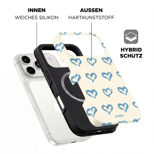 Die arktis iPhone 17 Pro Max Hülle - Blue Hearts bietet hybriden Schutz mit einer weichen TPU-Silikon-Innenseite, einer harten Kunststoff-Außenseite und MagSafe-Kompatibilität für drahtloses Laden.